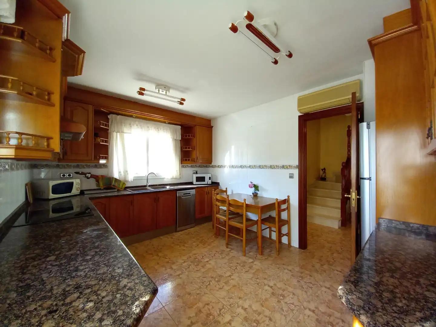 Cuina de Casa o xalet en venda en Vilanova i la Geltrú amb Aire condicionat, Calefacció i Jardí privat