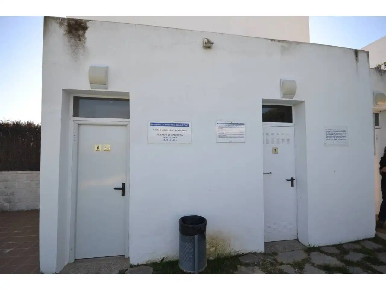 Vista exterior de Casa o chalet en venta en Conil de la Frontera con Calefacción, Terraza y Piscina comunitaria