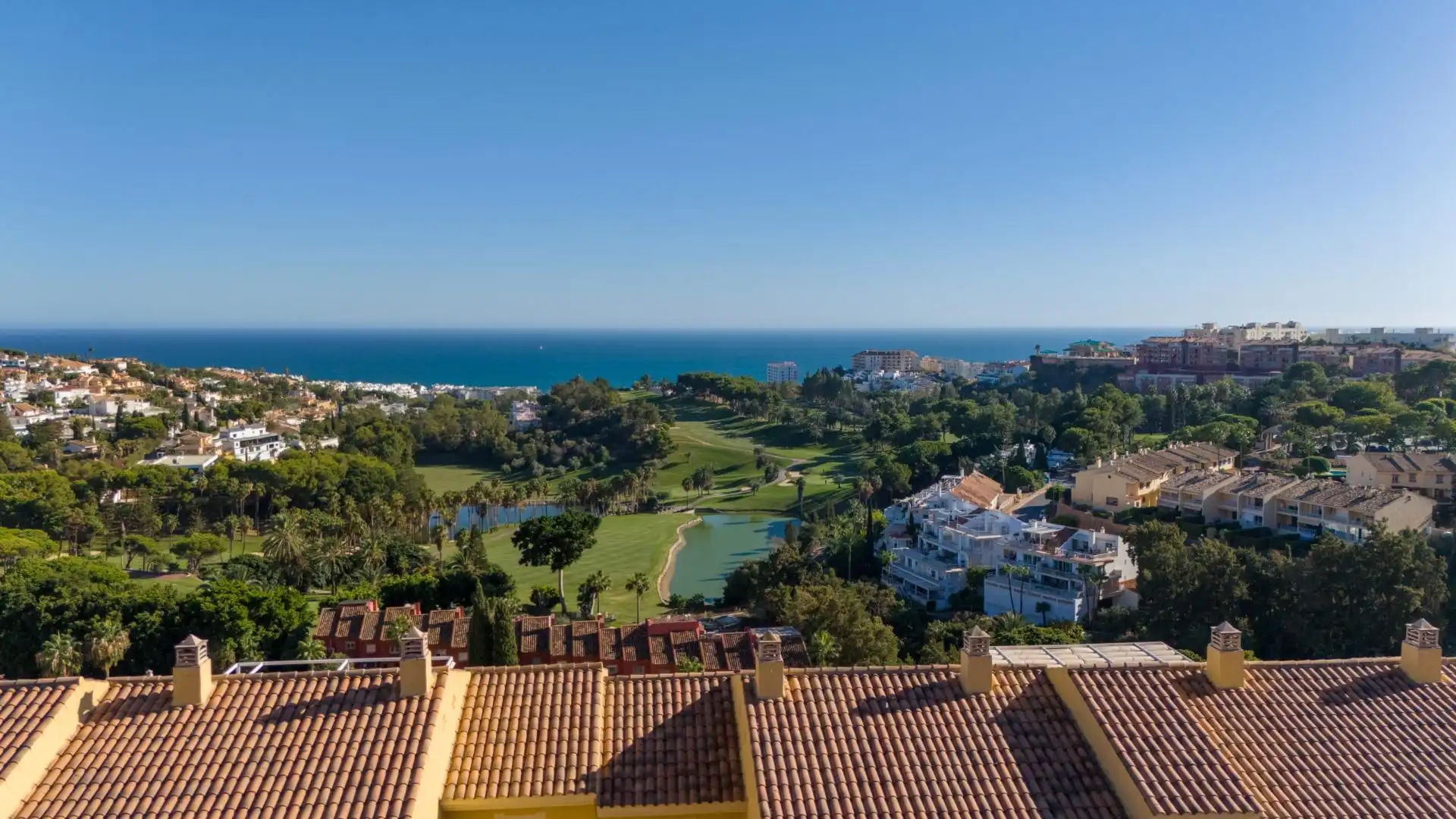 Vista exterior de Apartament en venda en Benalmádena amb Aire condicionat, Calefacció i Jardí privat