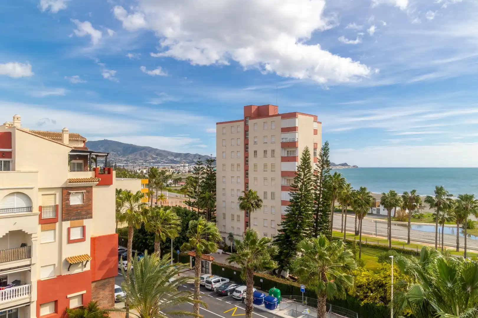 Vista exterior de Àtic en venda en Motril amb Jardí privat, Terrassa i Piscina comunitària