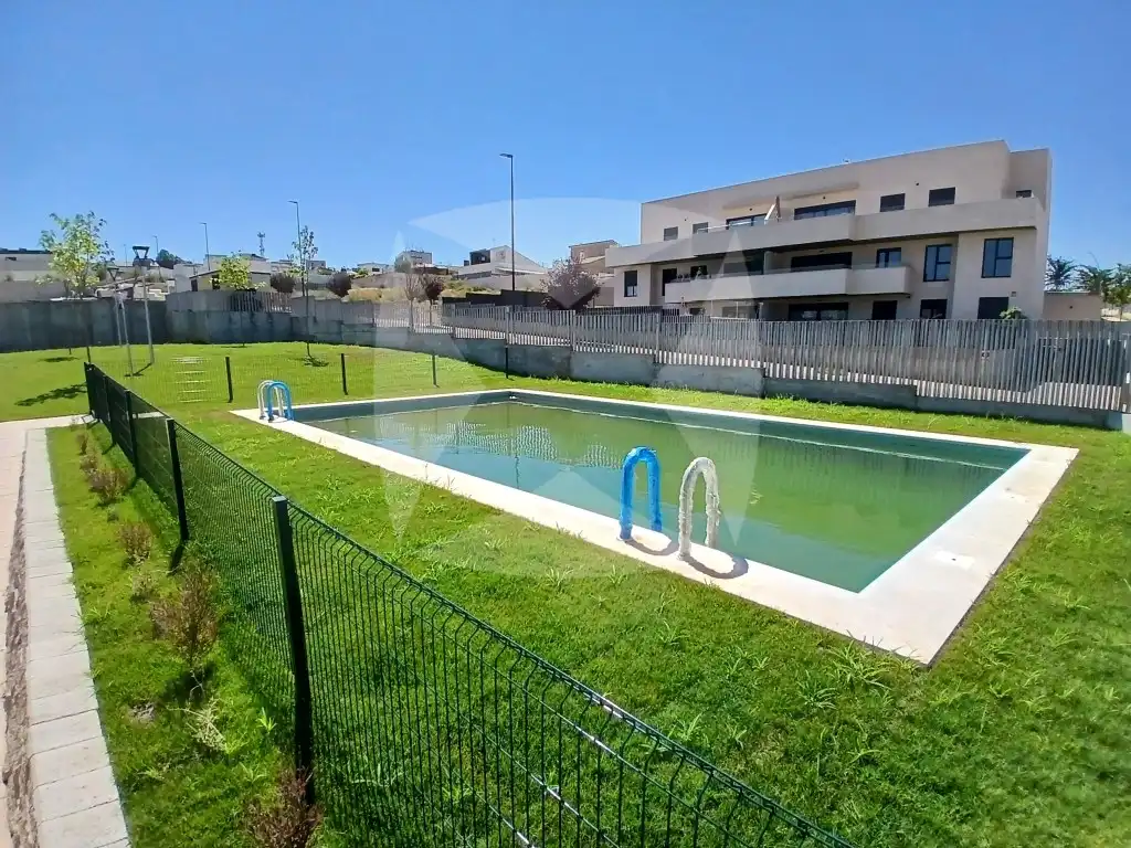 Schwimmbecken von Wohnung zur Miete in Badajoz mit Klimaanlage, Privatgarten und Terrasse