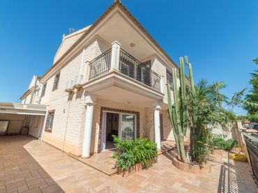 Casa bifamiliare con balcone in vendita a Calle de Azorín