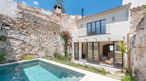 Casa adosada renovada con piscina en venta en Selva, en el centro de Mallorca