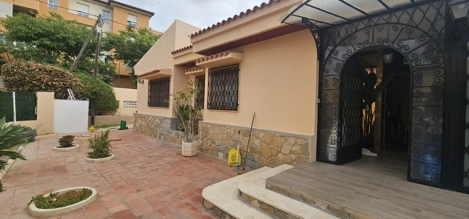 Vista exterior de Casa o xalet en venda en Mutxamel amb Jardí privat, Piscina i Moblat