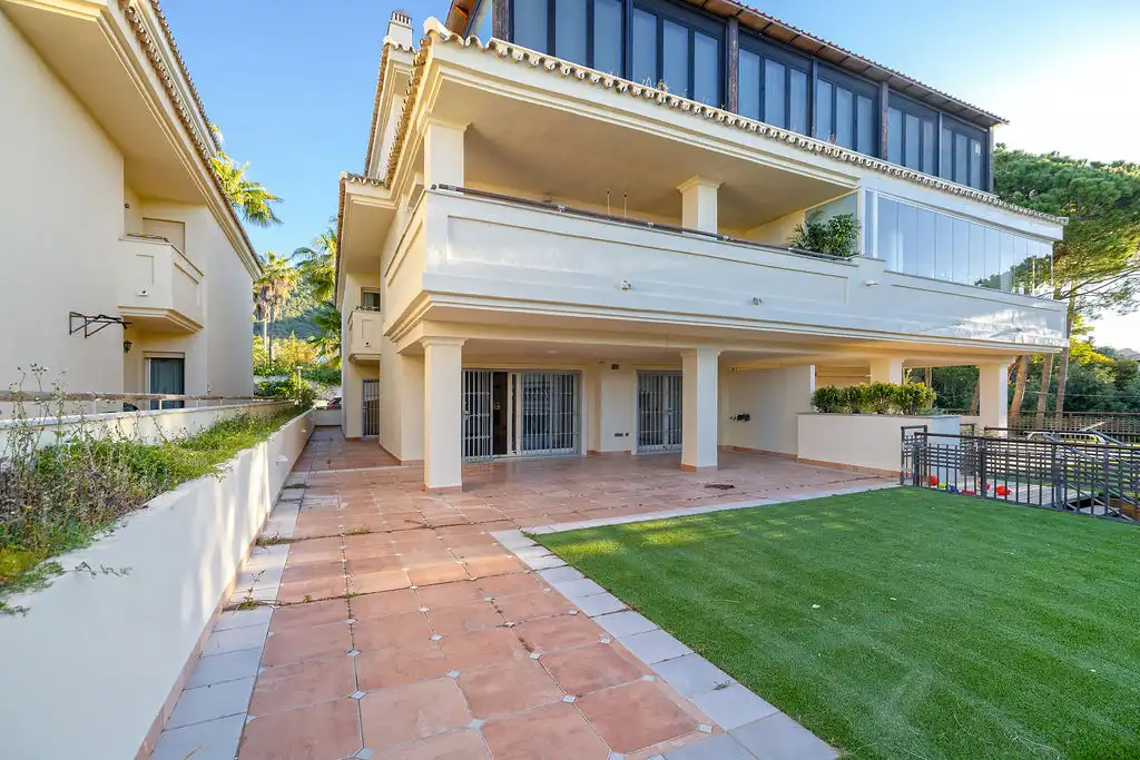 Vista exterior de Pis en venda en Marbella amb Piscina
