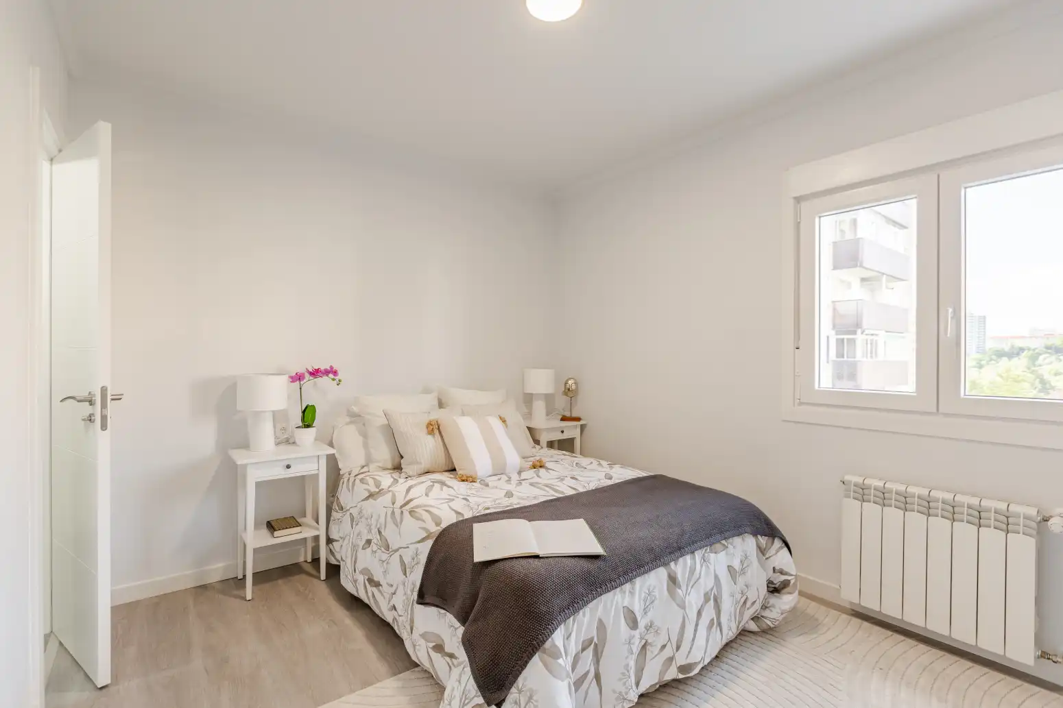 Schlafzimmer von Wohnung zum Verkauf in  Pamplona / Iruña mit Klimaanlage, Heizung und Parkett