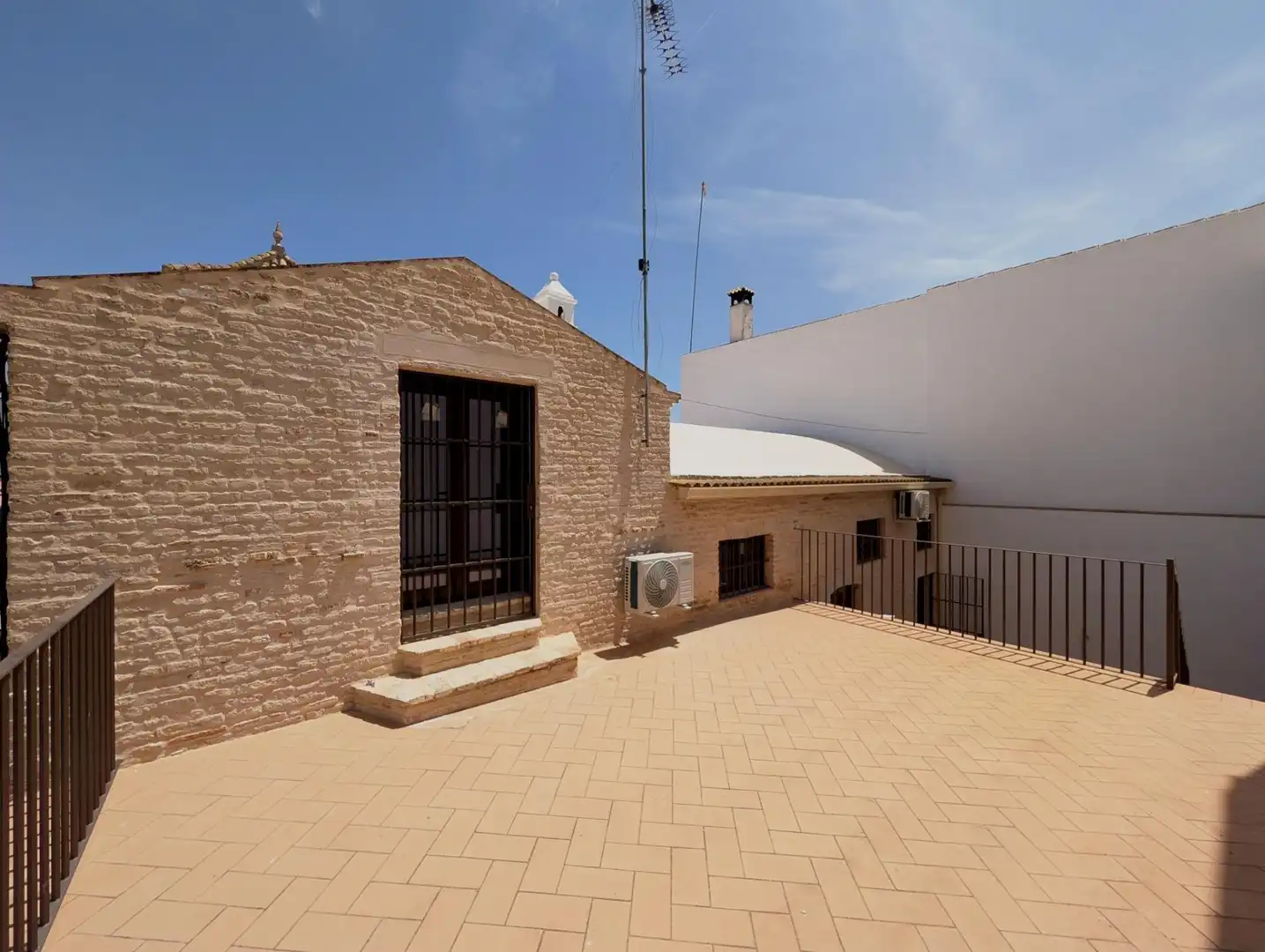 Vista exterior de Casa adosada en venda en Sanlúcar la Mayor amb Aire condicionat, Calefacció i Terrassa