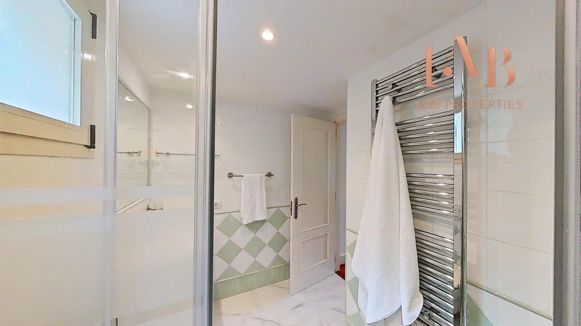 Badezimmer von Dachboden zur Miete in Andratx mit Klimaanlage, Heizung und Privatgarten
