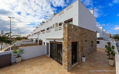 Vista exterior de Casa adosada en venda en Pilar de la Horadada amb Jardí privat, Terrassa i Piscina comunitària