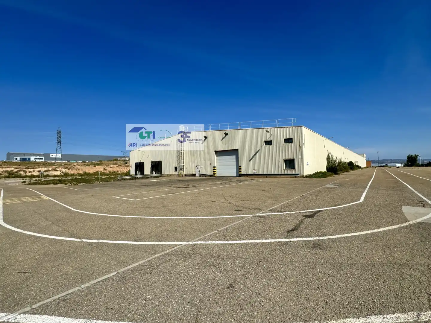 Vista exterior de Nave industrial de alquiler en Pedrola