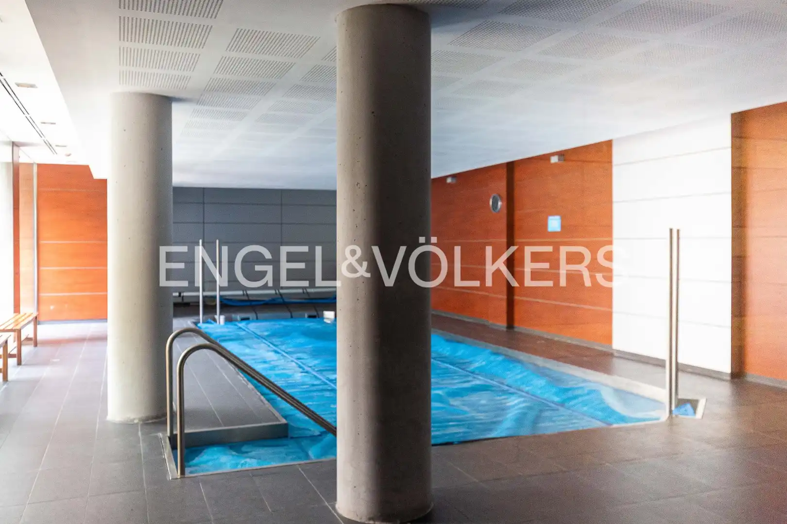 Piscina de Pis en venda en Madrid amb Aire condicionat, Calefacció i Jardí privat