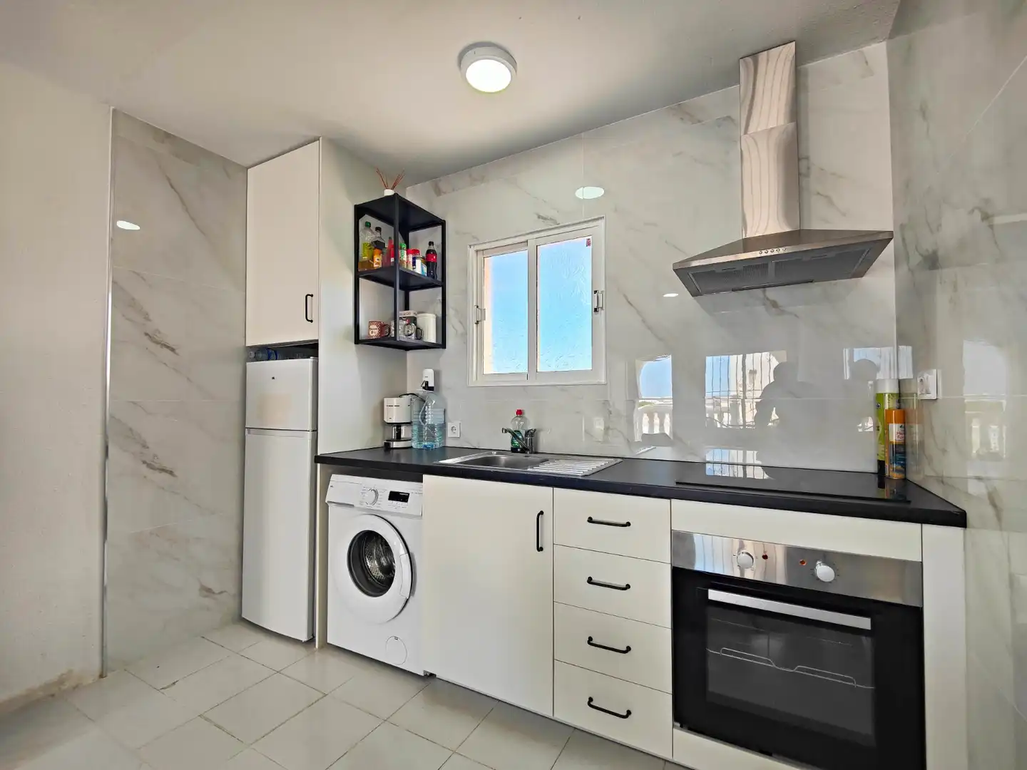 Küche von Einfamilien-Reihenhaus zum Verkauf in Torrevieja mit Klimaanlage, Privatgarten und Terrasse