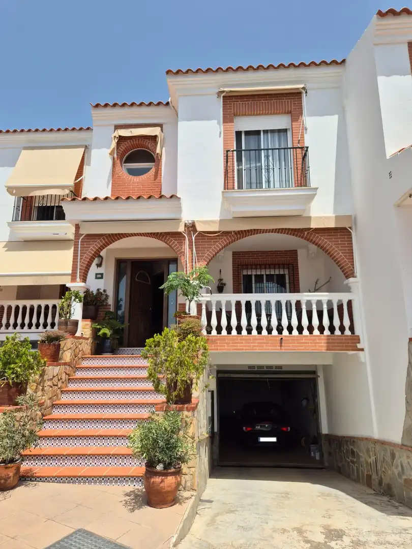Vista exterior de Casa adosada en venta en Almuñécar con Terraza, Balcón y Piscina comunitaria