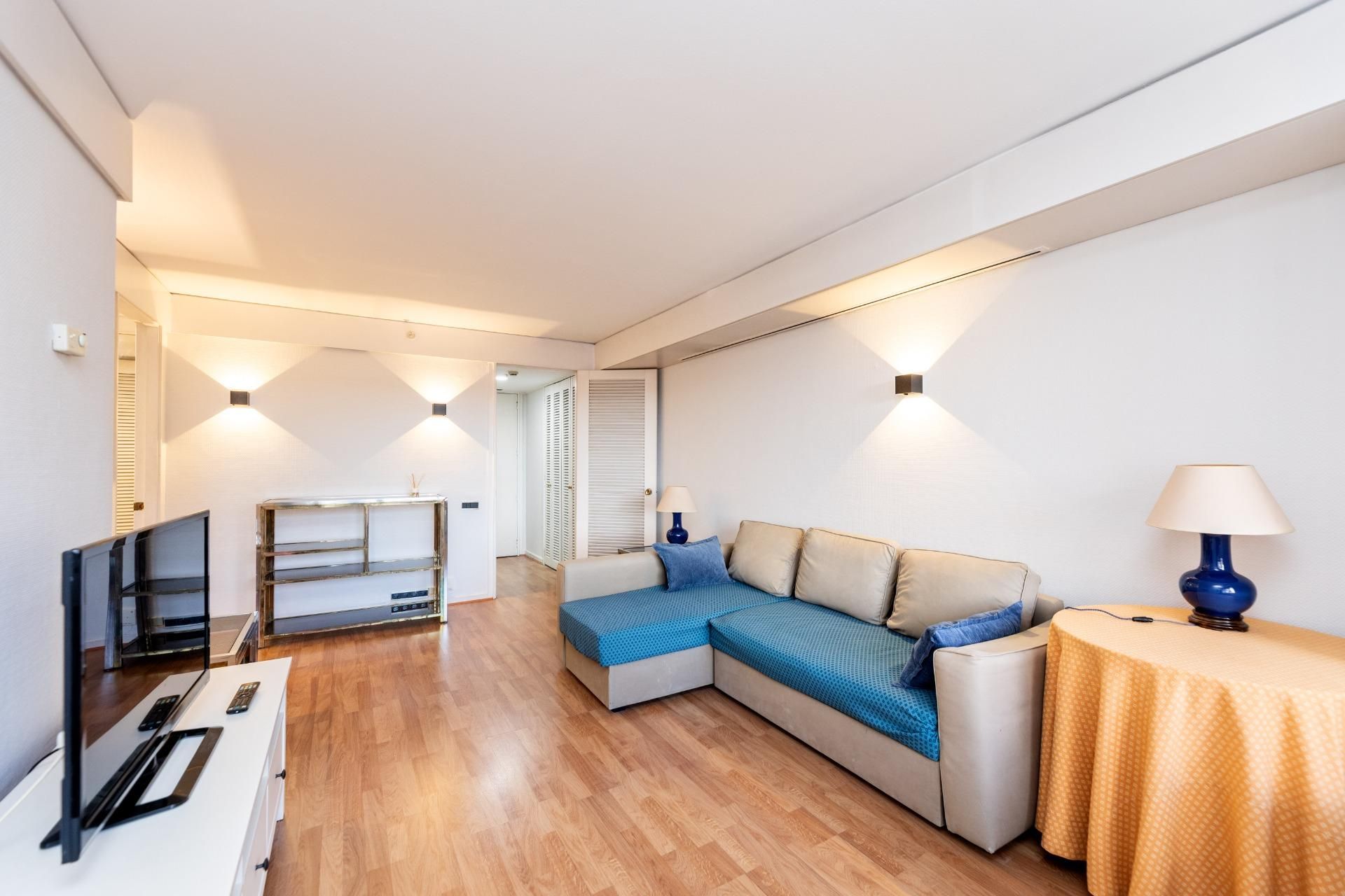 Sala d'estar de Apartament en venda en  Madrid Capital amb Aire condicionat, Calefacció i Piscina comunitària