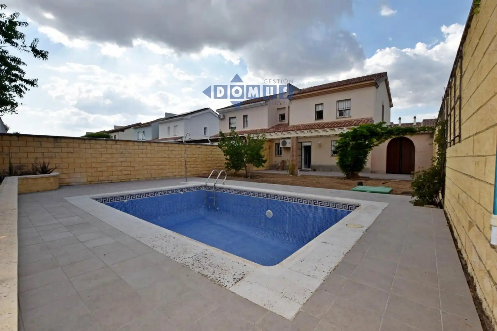 Piscina de Casa adosada en venda en Ronda amb Aire condicionat, Calefacció i Terrassa