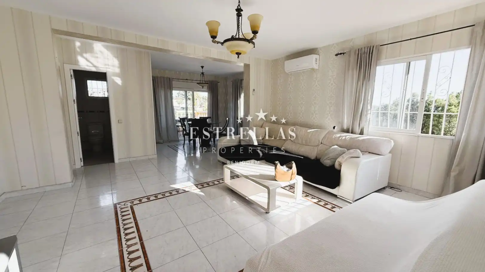 Sala de estar de Casa o chalet en venta en La Nucia con Aire acondicionado, Calefacción y Jardín privado
