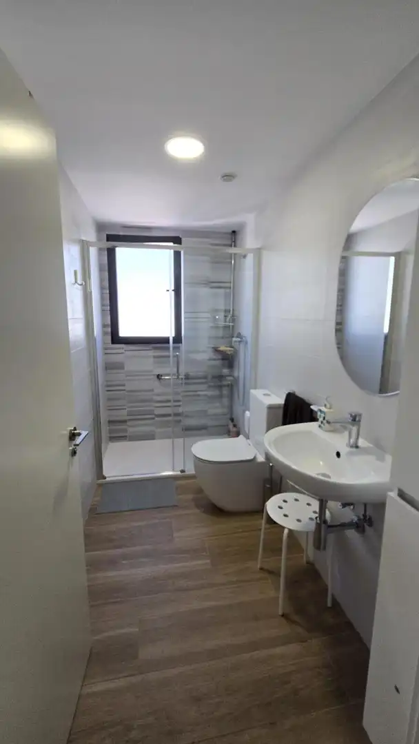Baño de Apartamento de alquiler en Gandia con Aire acondicionado, Calefacción y Piscina comunitaria