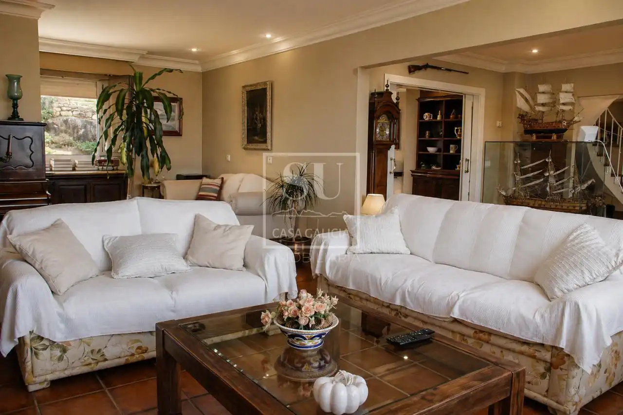 Sala d'estar de Casa o xalet en venda en Baiona amb Calefacció, Jardí privat i Terrassa