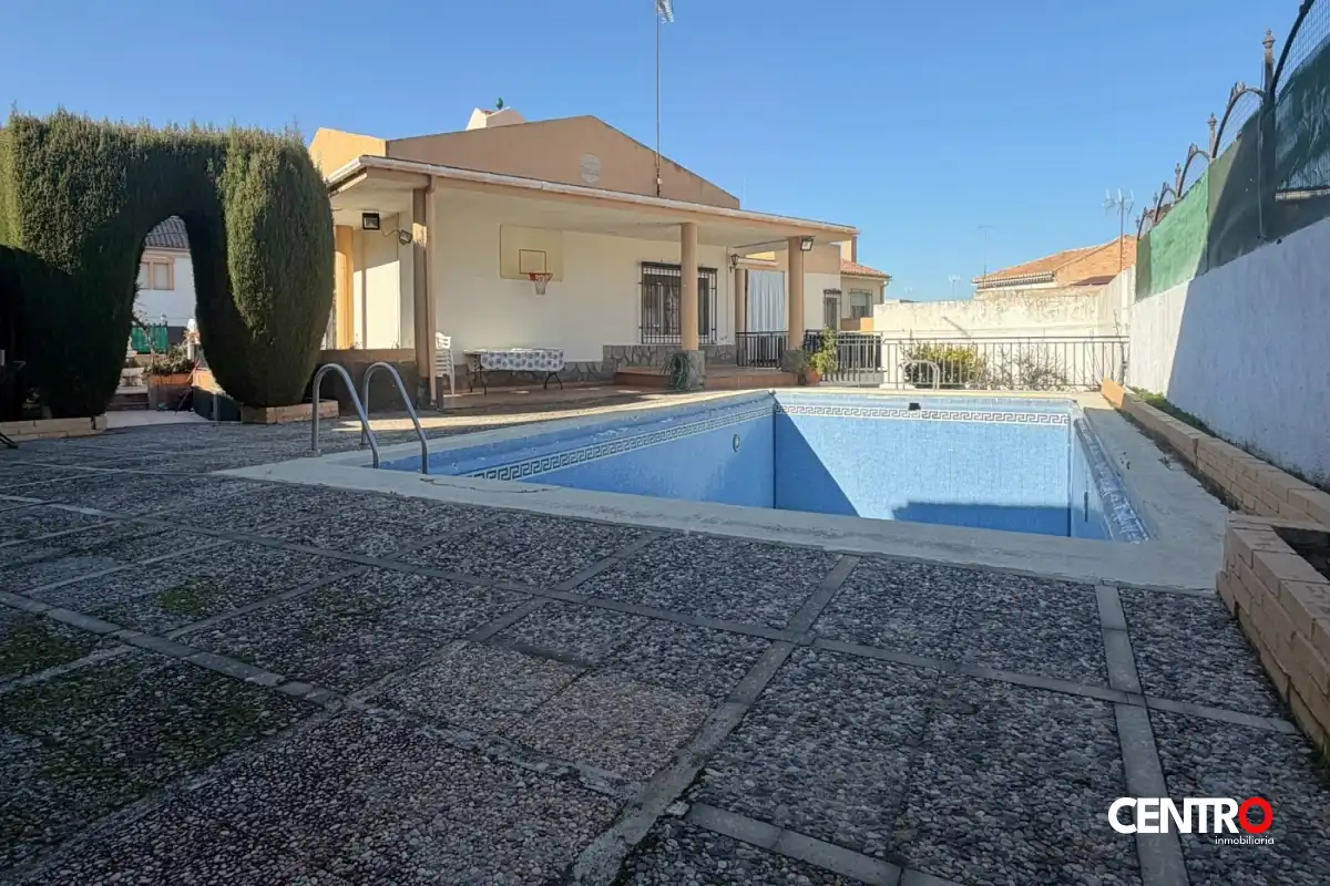 Piscina de Pis en venda en La Zubia amb Aire condicionat, Calefacció i Jardí privat