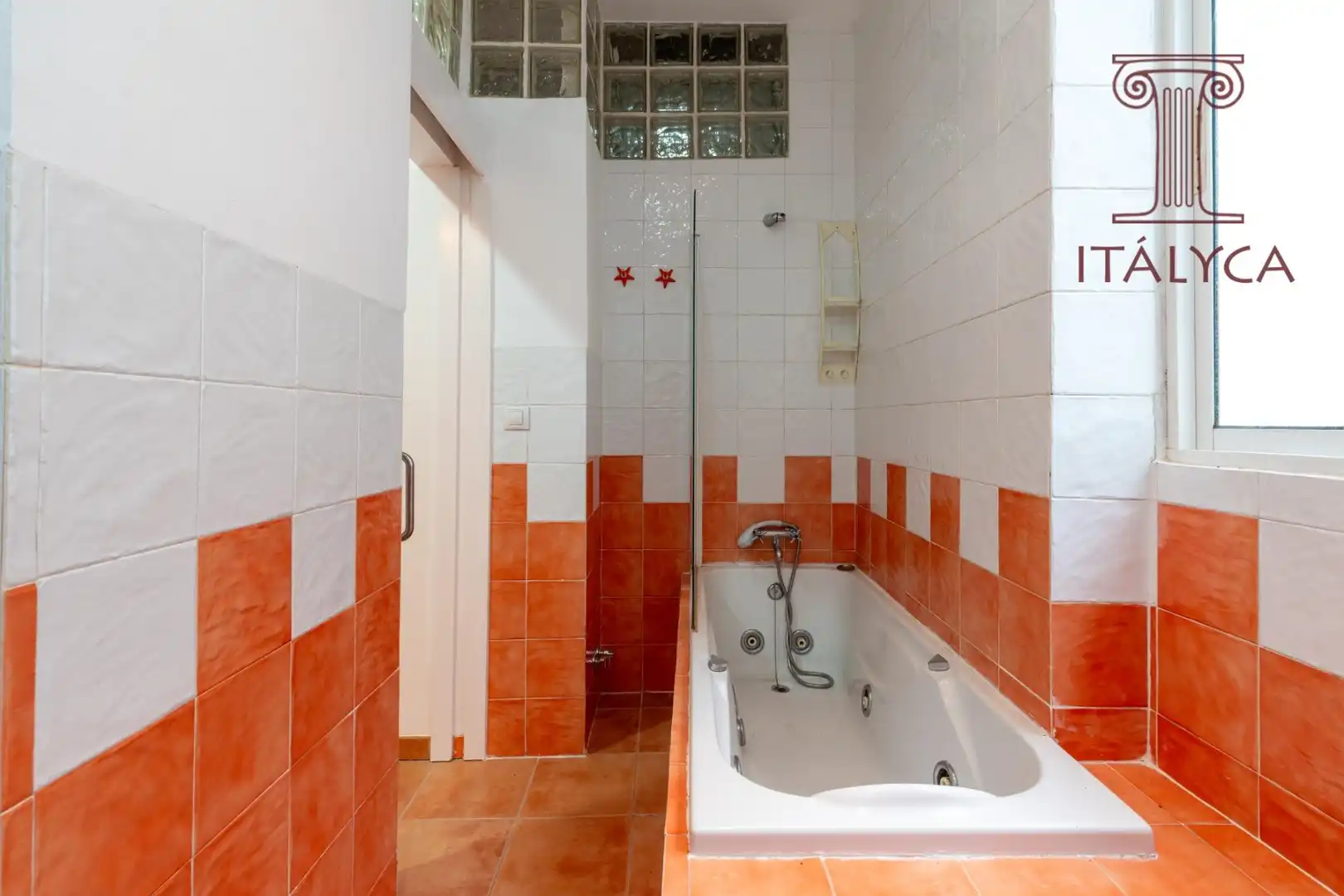 Badezimmer von Wohnung zum Verkauf in Sevilla mit Klimaanlage und Heizung