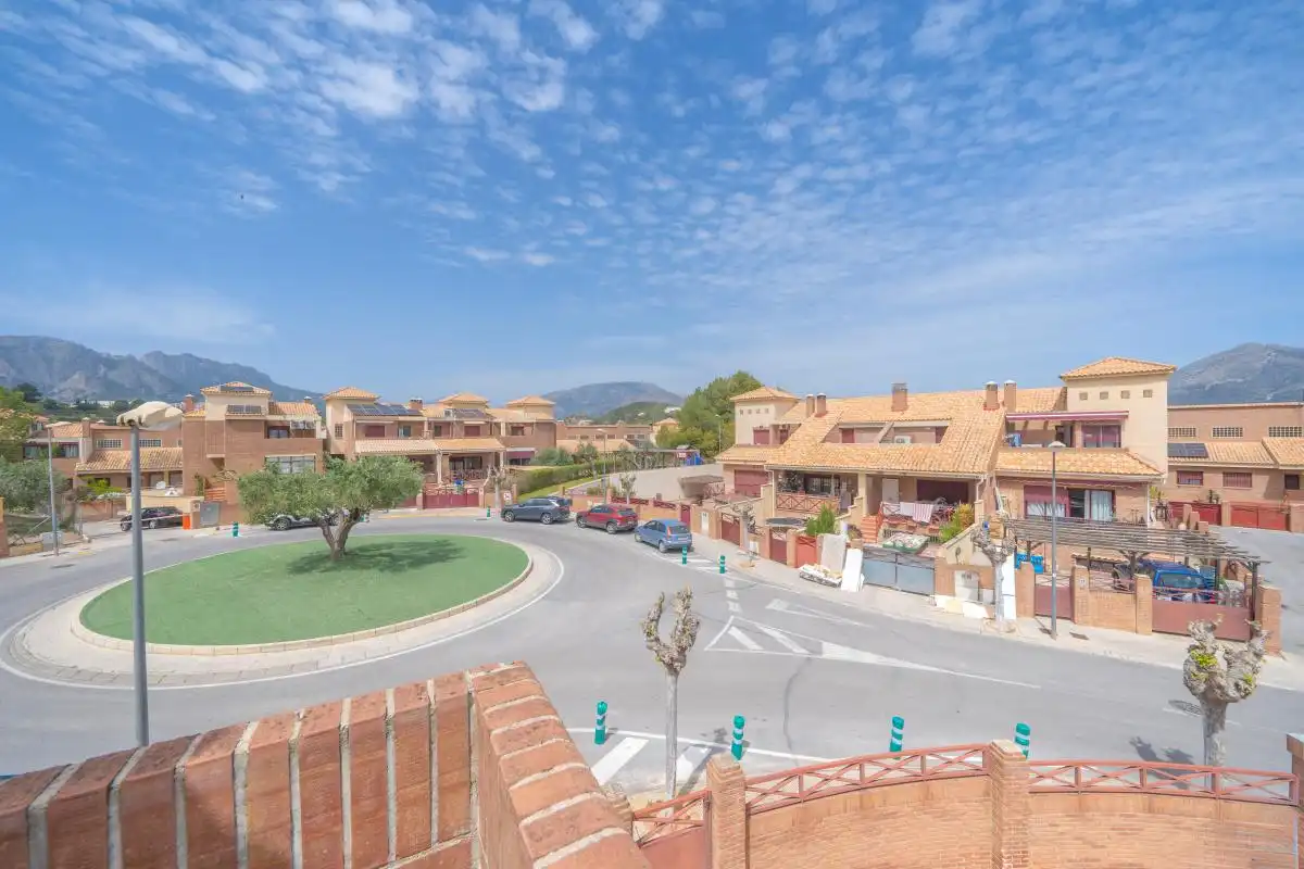 Vista exterior de Casa adosada en venda en La Nucia amb Aire condicionat, Calefacció i Terrassa