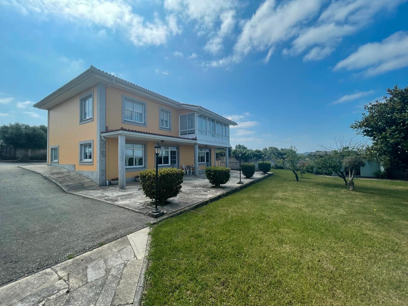 Vista exterior de Casa o xalet en venda en Valdoviño amb Terrassa i Balcó