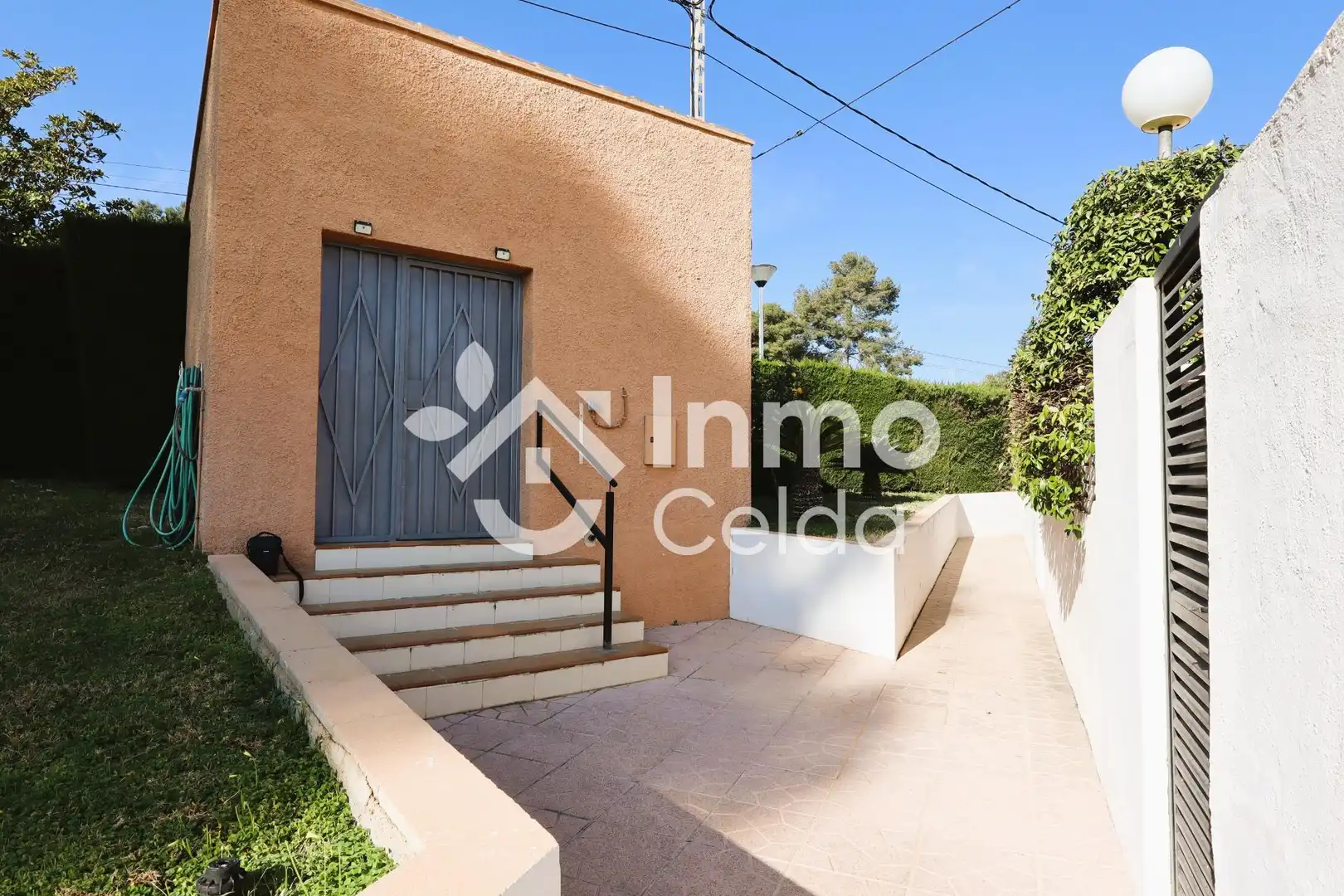 Vista exterior de Casa adosada en venta en Chiva con Aire acondicionado, Calefacción y Jardín privado