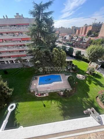 Piso en Alquiler en C. de Isla Cristina en Valdezarza