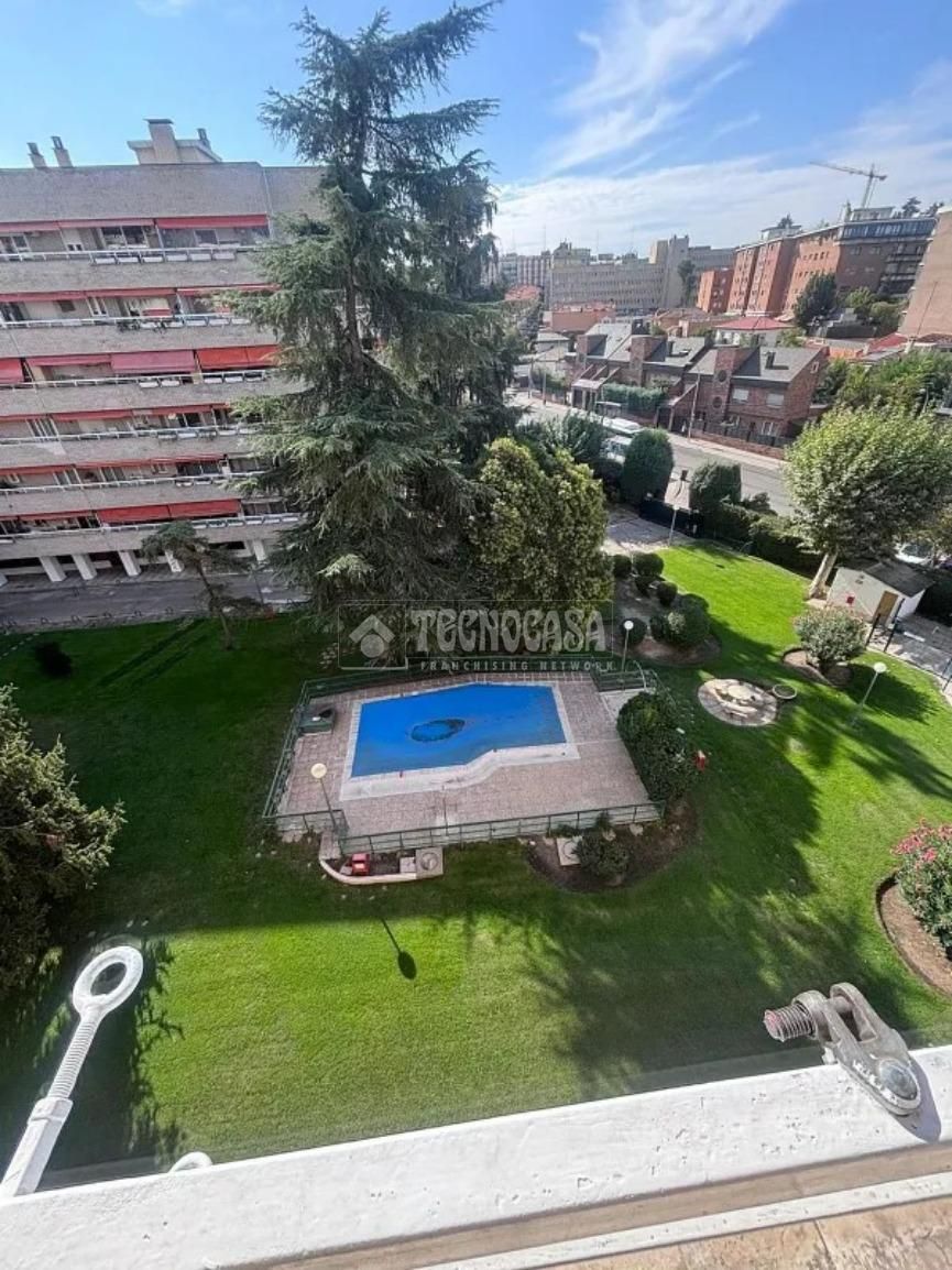Swimming pool of Flat to rent in  Madrid Capital  with Air Conditioner, Heating and Terrace