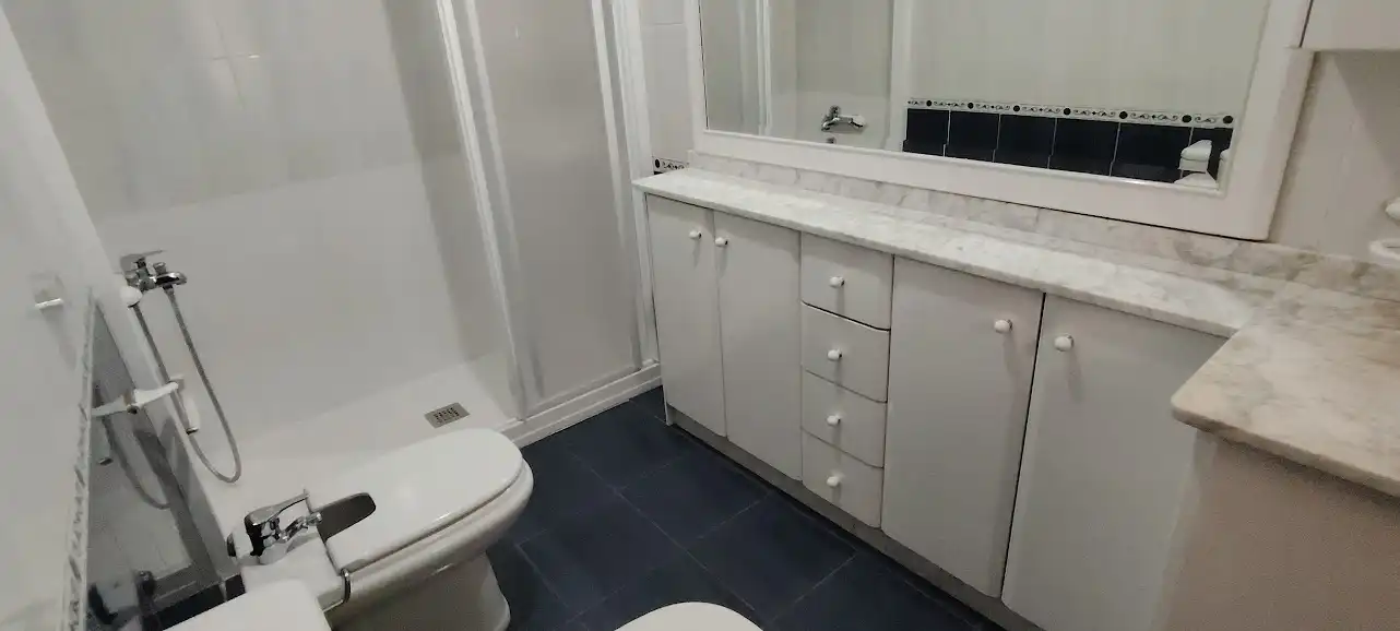 Baño de Piso de alquiler en Linares con Aire acondicionado, Calefacción y Amueblado