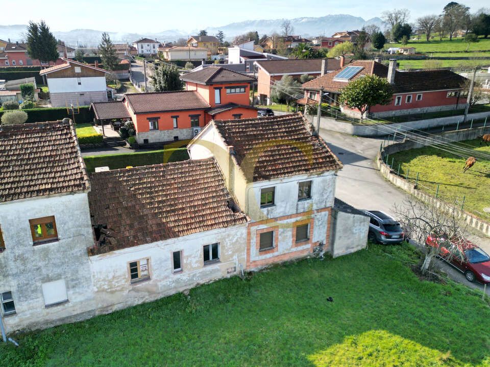 Außenansicht von Einfamilien-Reihenhaus zum Verkauf in Siero