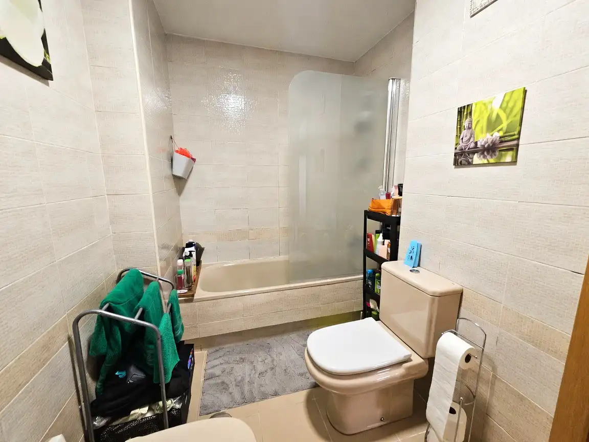 Baño de Piso en venta en Parla con Aire acondicionado, Calefacción y Jardín privado