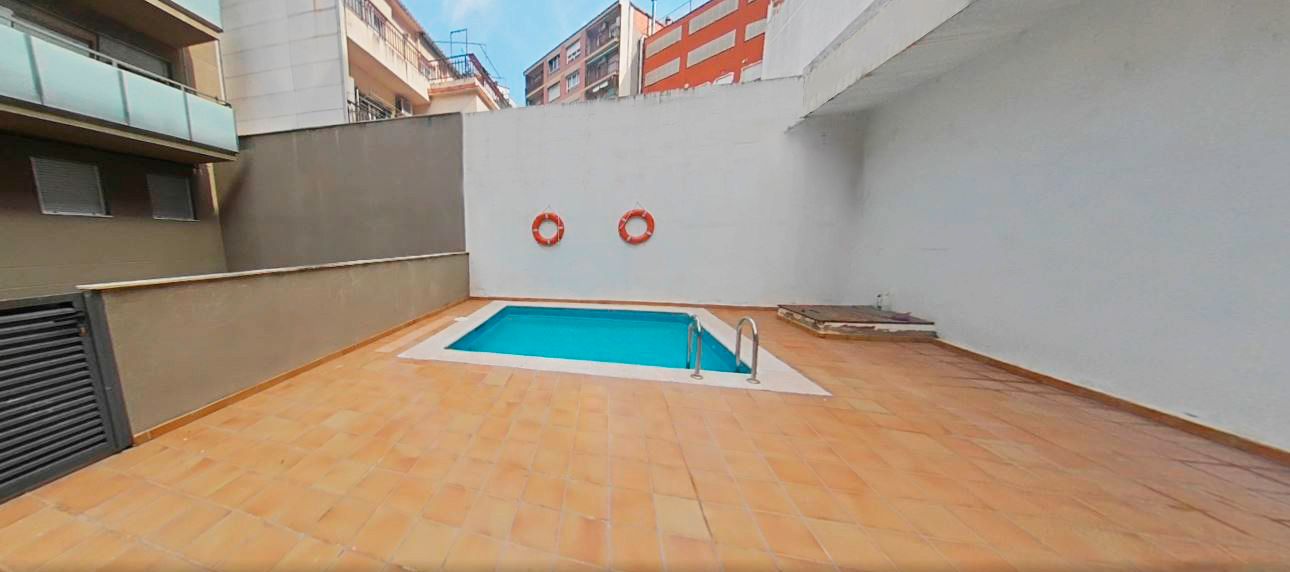 Piscina de Piso en venta en  Barcelona Capital con Calefacción, Jardín privado y Trastero