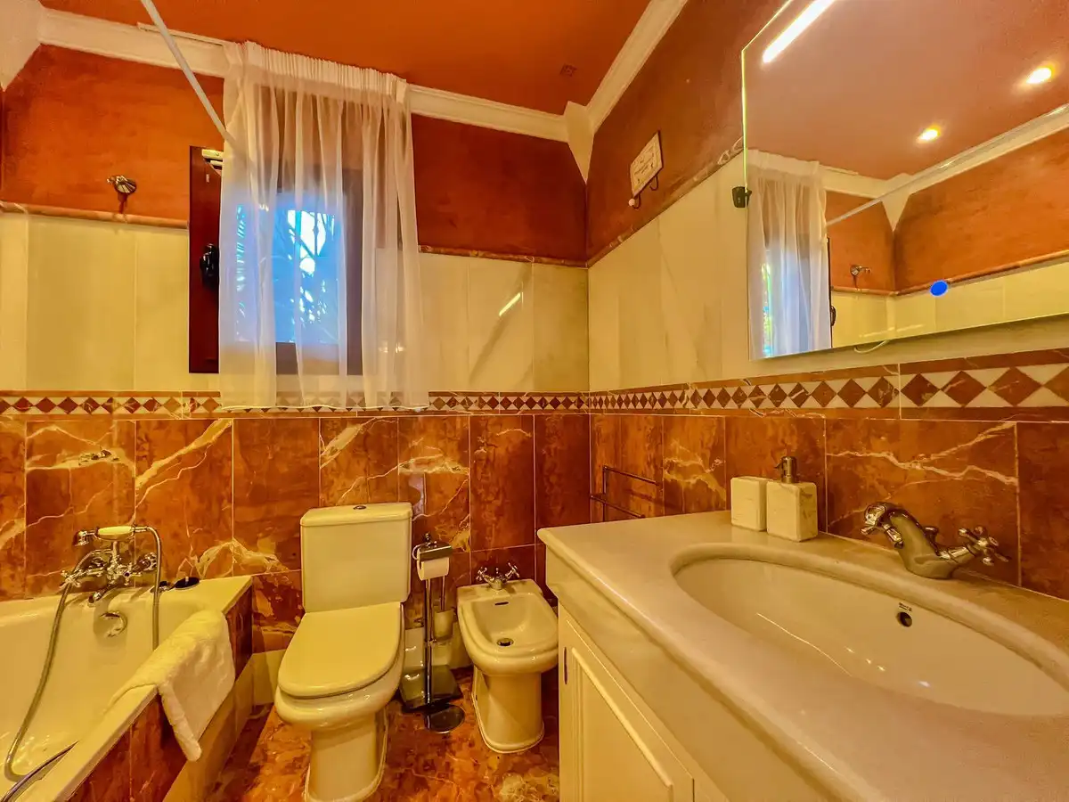 Baño de Casa adosada en venta en Benahavís con Aire acondicionado y Terraza