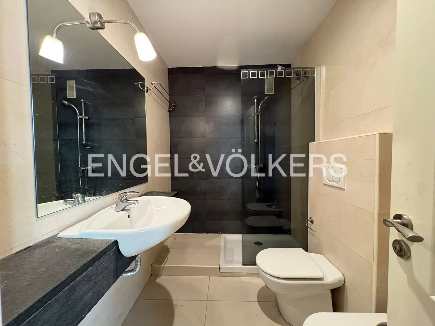 Bathroom of Flat for rent in Sevilla  with Air Conditioner, Heating and Private garden