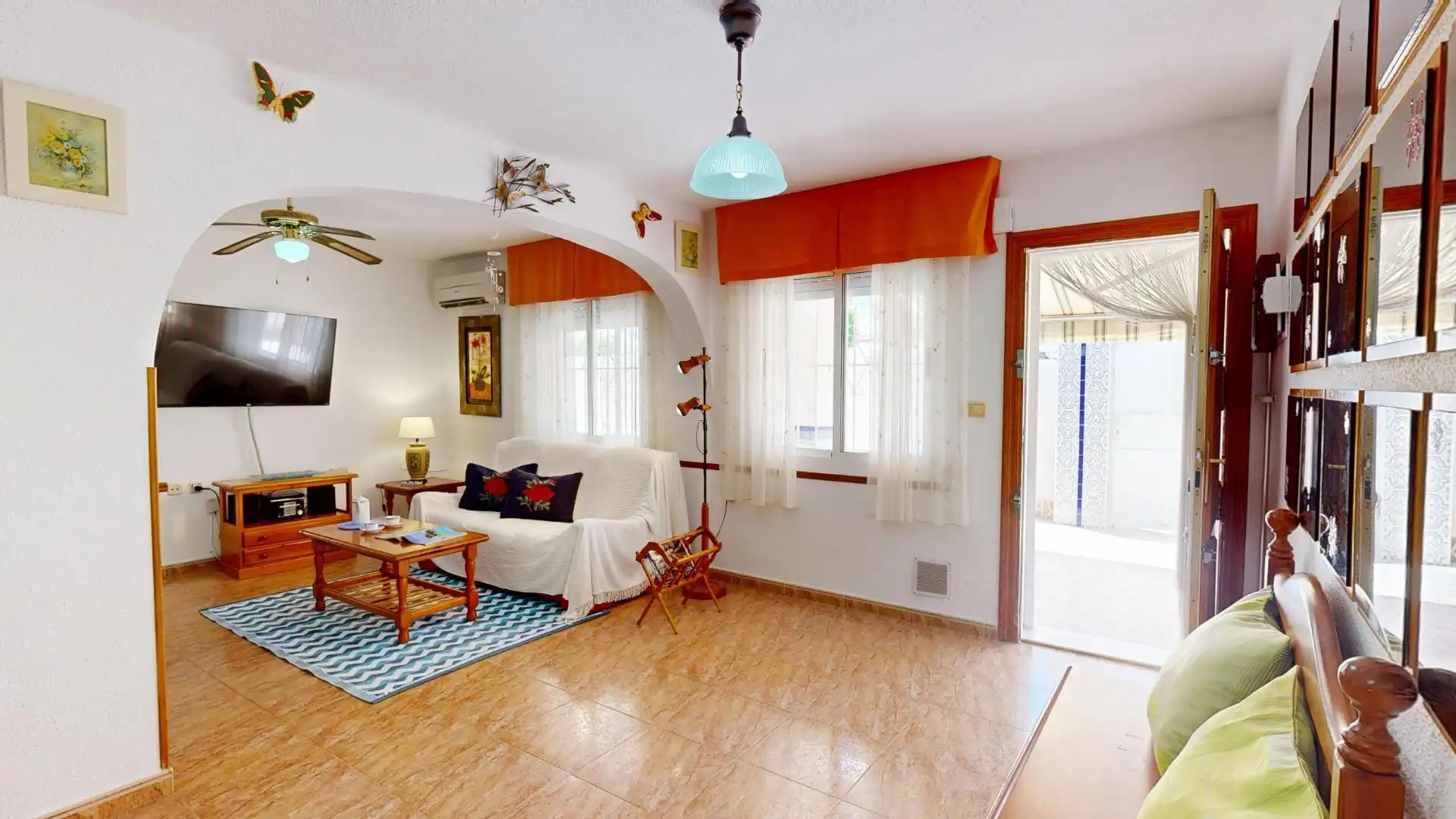 Sala d'estar de Casa adosada en venda en Torrevieja amb Aire condicionat, Calefacció i Jardí privat
