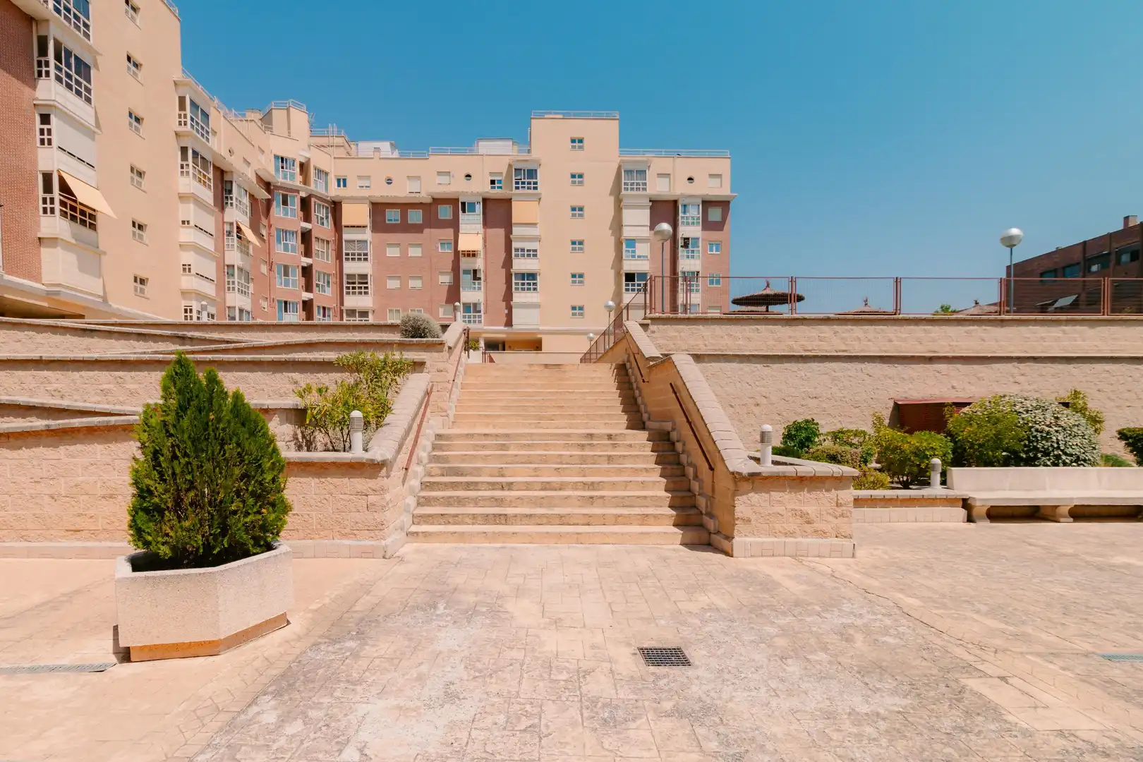 Vista exterior de Ático de alquiler en Madrid con Jardín privado, Parquet y Trastero
