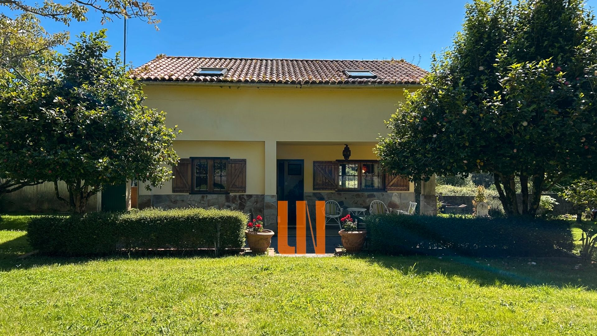 Vista exterior de Casa o xalet en venda en Bergondo amb Jardí privat, Traster i Forn