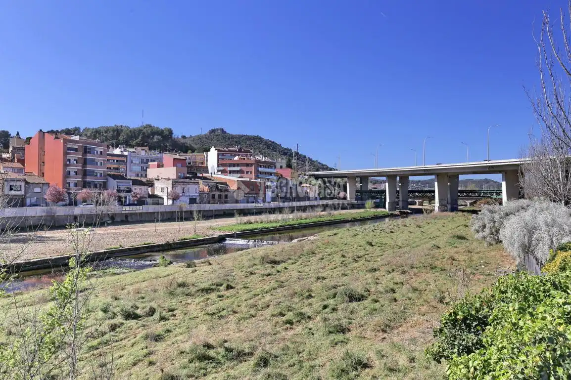 Vista exterior de Casa adosada en venda en Montcada i Reixac amb Balcó