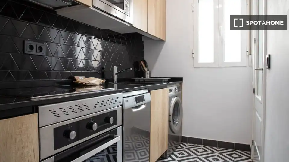 Cuina de Pis de lloguer en Madrid amb Aire condicionat, Calefacció i Moblat
