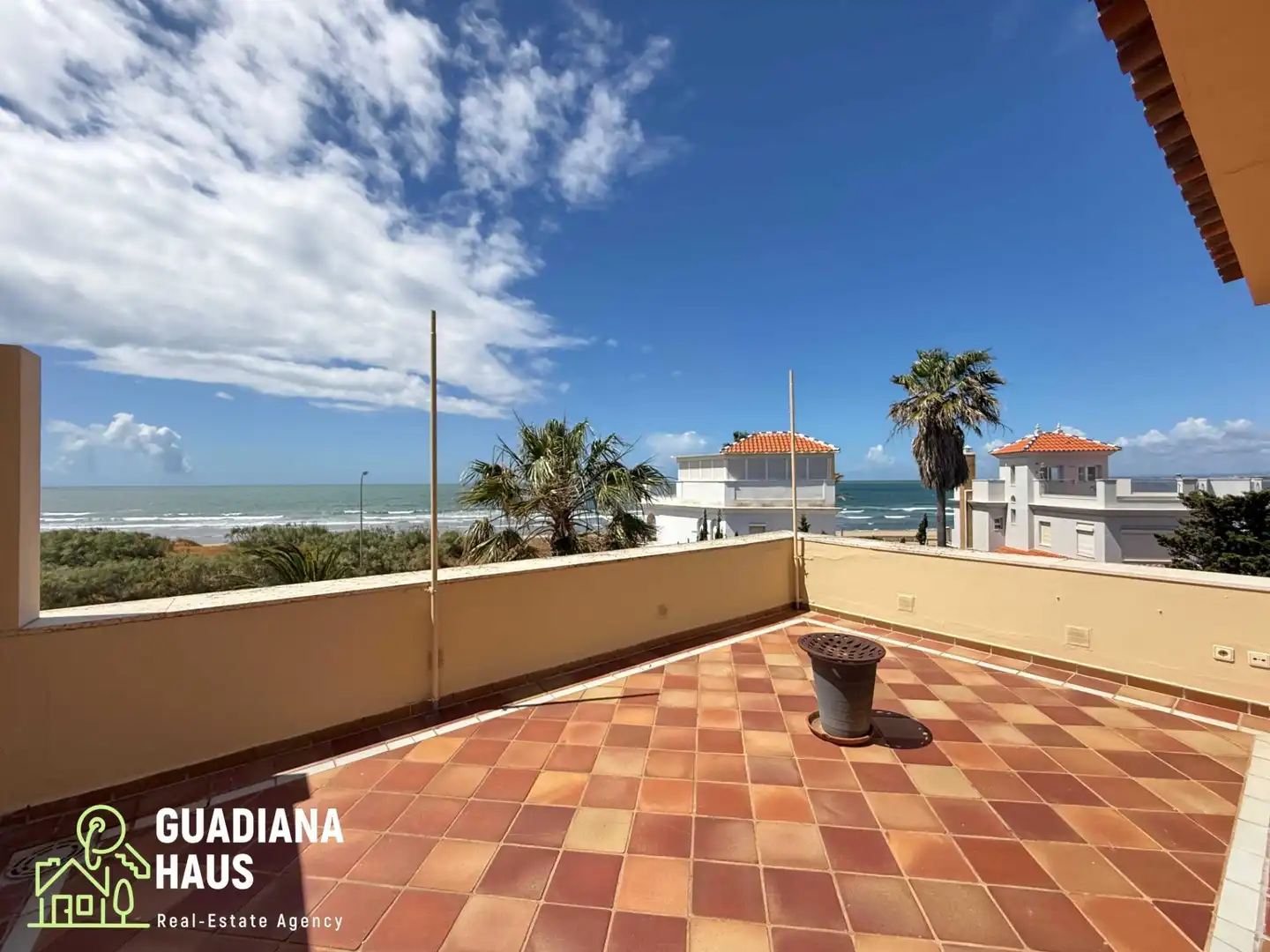 Vista exterior de Casa adosada en venda en Ayamonte amb Aire condicionat, Calefacció i Jardí privat