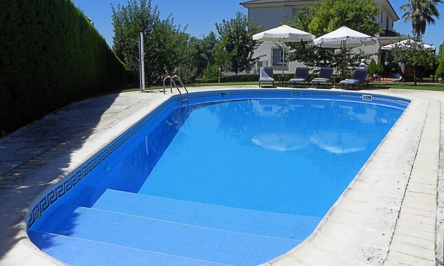 Piscina de Casa o xalet en venda en Cáceres Capital amb Aire condicionat, Jardí privat i Parquet