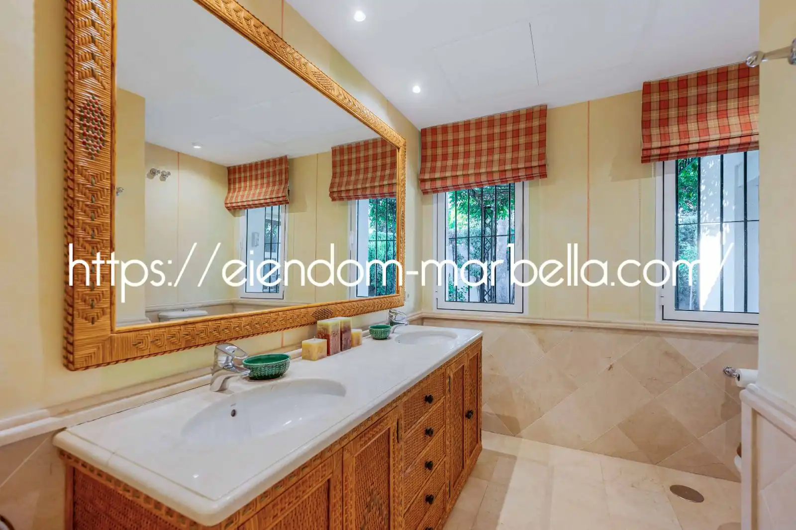 Badezimmer von Haus oder Chalet zum Verkauf in Marbella mit Klimaanlage, Heizung und Privatgarten
