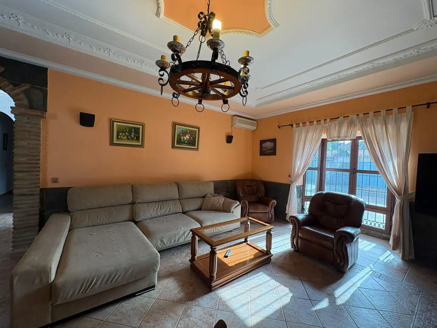 Sala de estar de Casa o chalet de alquiler en Chiclana de la Frontera con Aire acondicionado, Jardín privado y Piscina