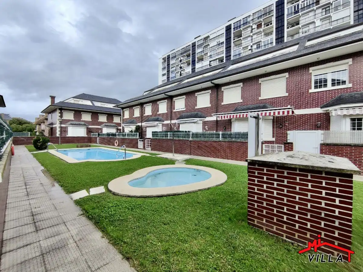 Vista exterior de Casa o chalet en venta en Laredo con Calefacción y Amueblado