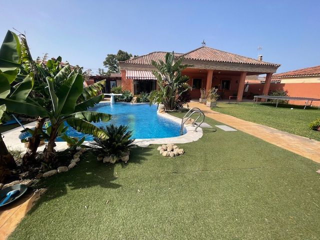 Swimming pool of House or chalet for sale in Algeciras  with Air Conditioner, Heating and Private garden