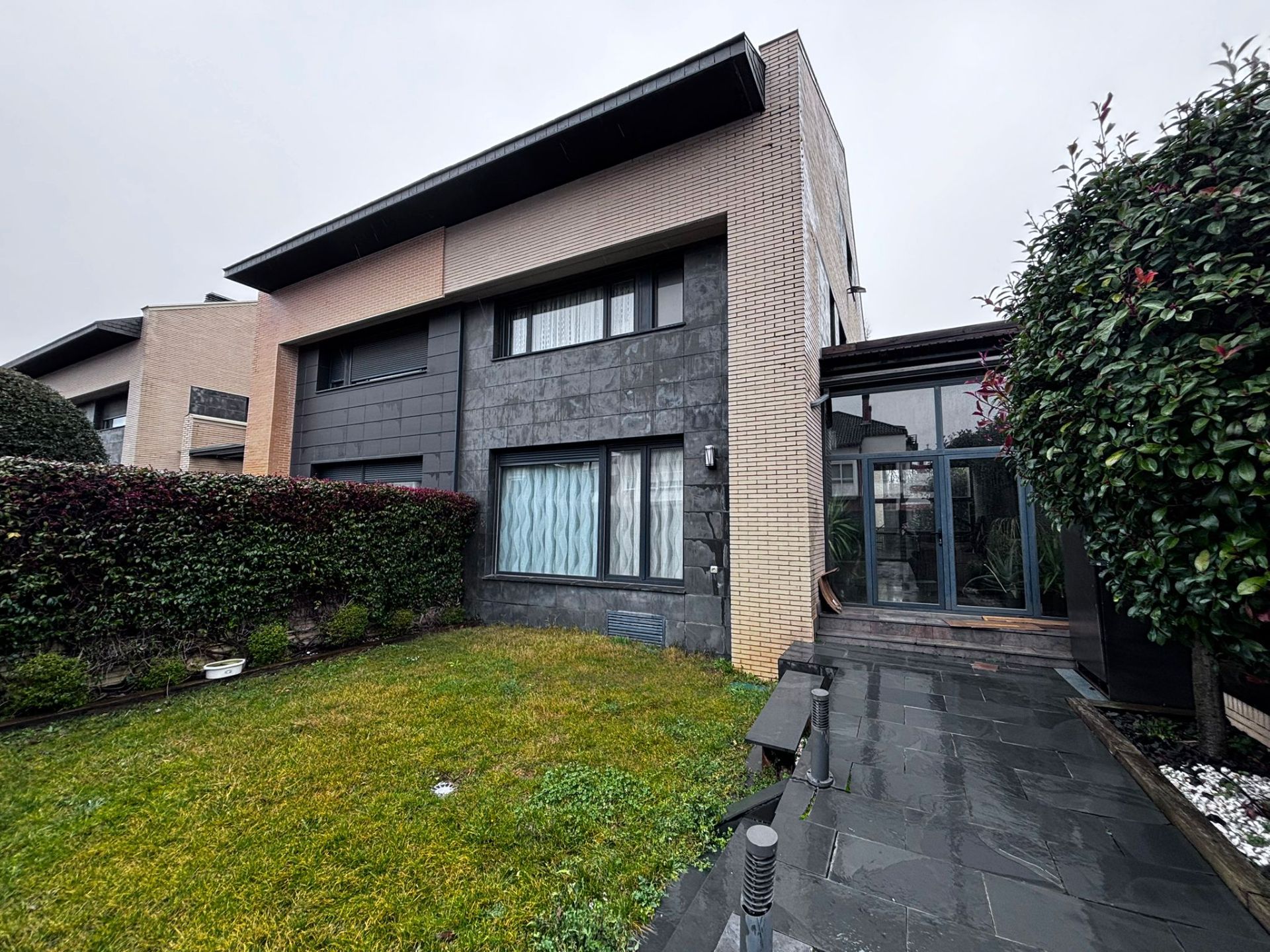 Vista exterior de Casa adosada en venta en Burgos Capital con Calefacción, Jardín privado y Trastero