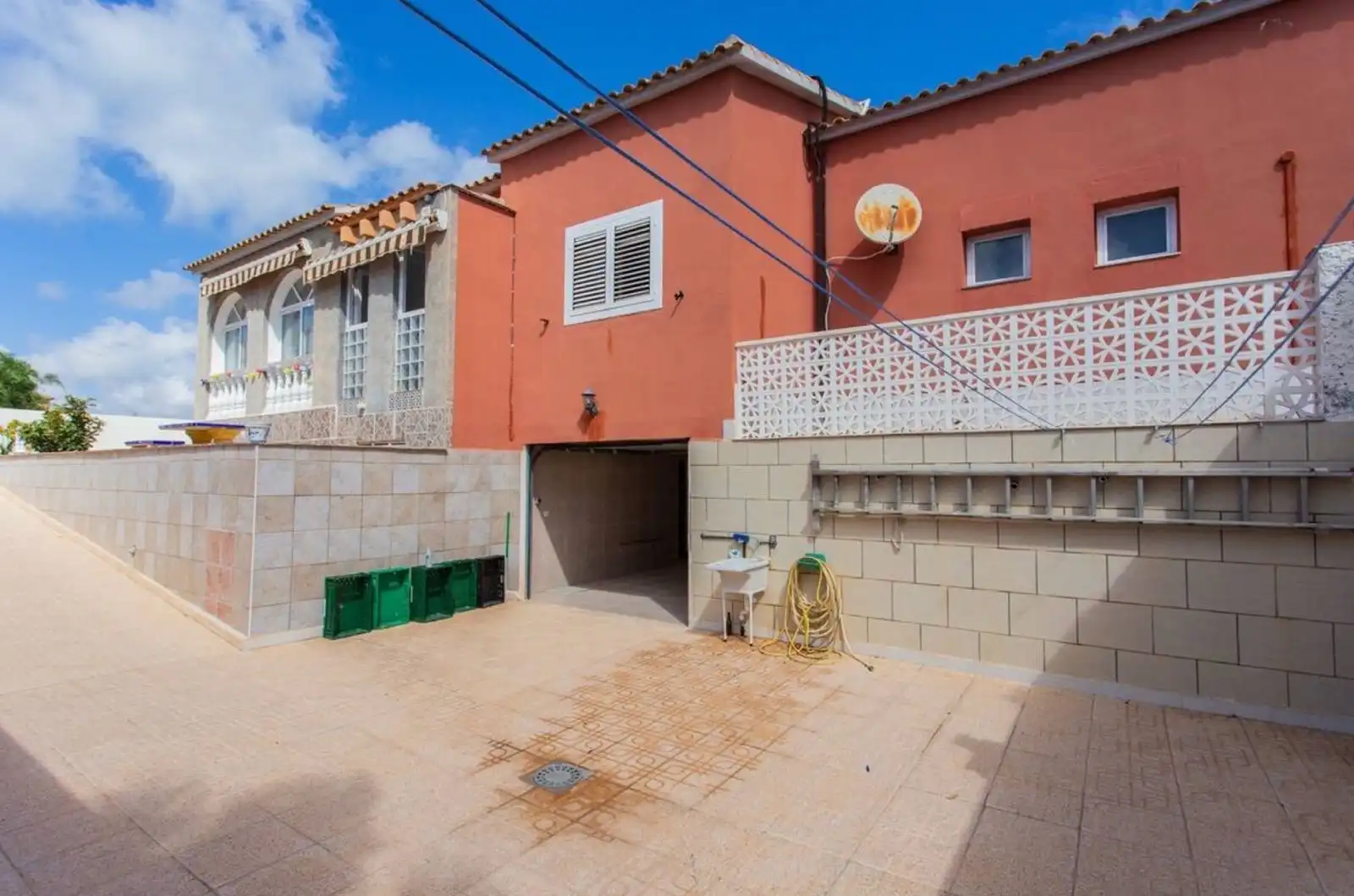 Vista exterior de Casa o xalet de lloguer en La Manga del Mar Menor amb Aire condicionat, Calefacció i Jardí privat