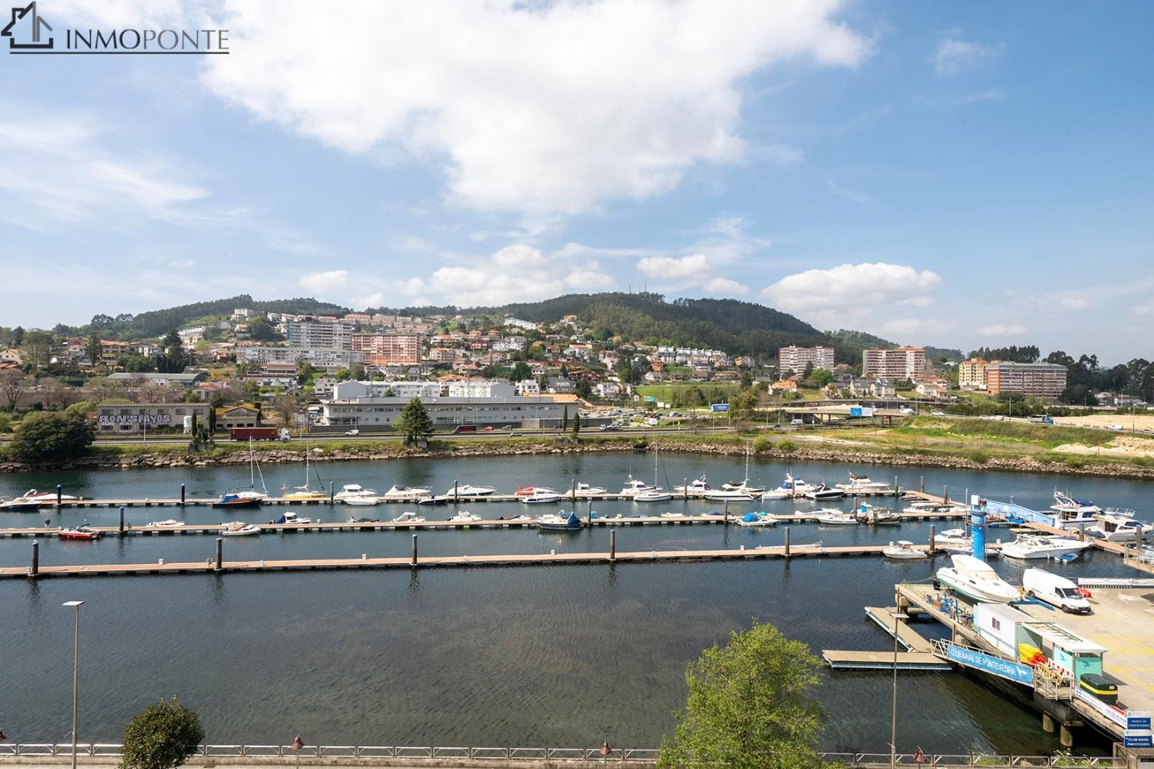 Vista exterior de Pis en venda en Pontevedra Capital 
