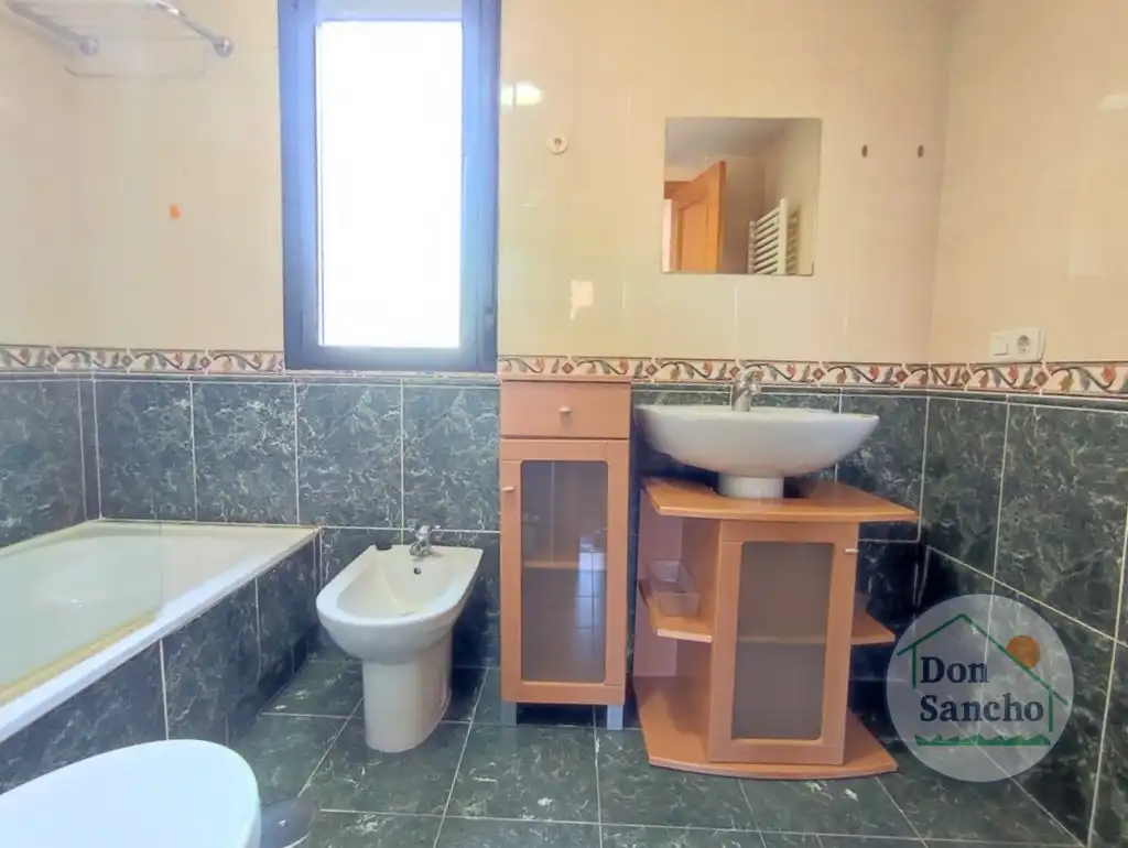 Baño de Casa adosada en venta en Viana de Cega con Calefacción, Jardín privado y Terraza